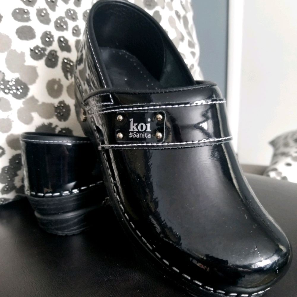 Nursing clogs